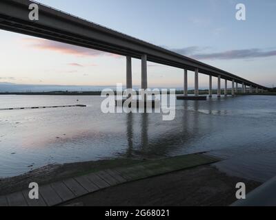 Elmley, Kent, Großbritannien. Juli 2021. Heute jährt sich die Eröffnung des Sheppey Crossing in Kent zum 15. Mal. Die Brücke wurde am 3. Juli 2006 als Teil eines £100m-Verbesserungsplans für die A249 zwischen m2 und Sheerness Port eröffnet. Kent Online berichtet, dass Highways England sagen, dass in den letzten 12 Monaten durchschnittlich 34,060 Fahrzeuge die Überfahrt täglich genutzt haben. Kredit: James Bell/Alamy Live Nachrichten Stockfoto