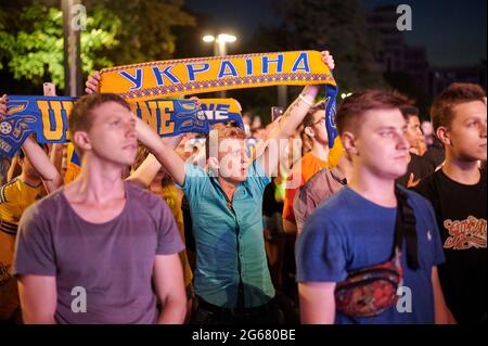 KHARKIV, UKRAINE - 3. JULI 2021: EURO 2020 Ukraine - England. Ukrainische Fußballfans jubeln in der Fanzone in Charkiw an Stockfoto