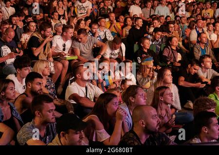 KHARKIV, UKRAINE - 3. JULI 2021: EURO 2020 Ukraine - England. Ukrainische Fußballfans jubeln in der Fanzone in Charkiw an Stockfoto