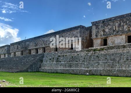 Uxmal Gouverneurspalast in Mexiko. Der Gouverneurspalast, ein langes, niedriges Gebäude auf einer riesigen Plattform, mit den längsten Fassaden im präkolumbianischen Mesoamer Stockfoto