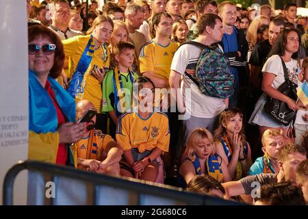 KHARKIV, UKRAINE - 3. JULI 2021: EURO 2020 Ukraine - England. Ukrainische Fußballfans jubeln in der Fanzone in Charkiw an Stockfoto