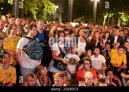 KHARKIV, UKRAINE - 3. JULI 2021: EURO 2020 Ukraine - England. Ukrainische Fußballfans jubeln in der Fanzone in Charkiw an Stockfoto