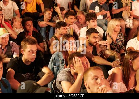 KHARKIV, UKRAINE - 3. JULI 2021: EURO 2020 Ukraine - England. Ukrainische Fußballfans jubeln in der Fanzone in Charkiw an Stockfoto