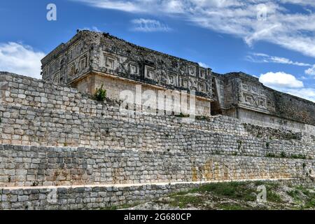 Uxmal Gouverneurspalast in Mexiko. Der Gouverneurspalast, ein langes, niedriges Gebäude auf einer riesigen Plattform, mit den längsten Fassaden im präkolumbianischen Mesoamer Stockfoto