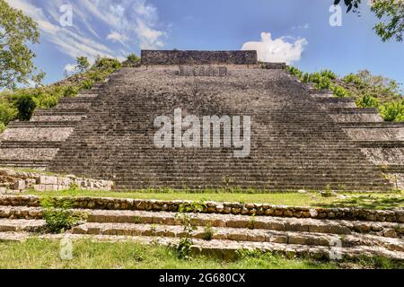 Die große Pyramide in Uxmal, Yucatan, Mexiko. Es hat neun Stufen und eine Treppe nach Norden. Stockfoto