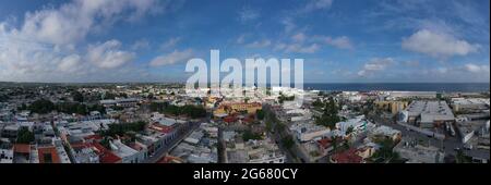 Panoramablick auf die Skyline von Campeche, der Hauptstadt des Bundesstaates Campeche, einem Weltkulturerbe in Mexiko. Stockfoto