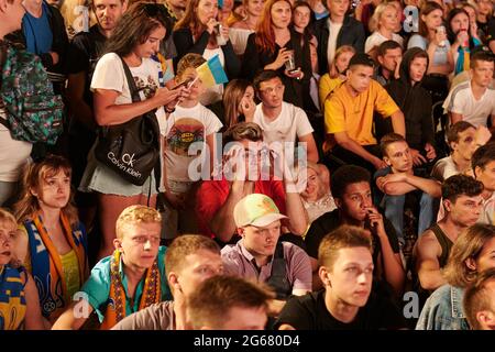 KHARKIV, UKRAINE - 3. JULI 2021: EURO 2020 Ukraine - England. Ukrainische Fußballfans jubeln in der Fanzone in Charkiw an Stockfoto