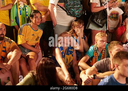 KHARKIV, UKRAINE - 3. JULI 2021: EURO 2020 Ukraine - England. Ukrainische Fußballfans jubeln in der Fanzone in Charkiw an Stockfoto