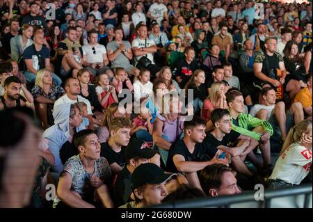 KHARKIV, UKRAINE - 3. JULI 2021: EURO 2020 Ukraine - England. Ukrainische Fußballfans jubeln in der Fanzone in Charkiw an Stockfoto