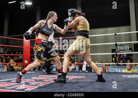 Die Belgierin Delfine Persoon, die während des Kampfes zwischen der Belgierin Delfine Persoon und der Russin Elena Gradinar für das International Boxing O im Einsatz war Stockfoto