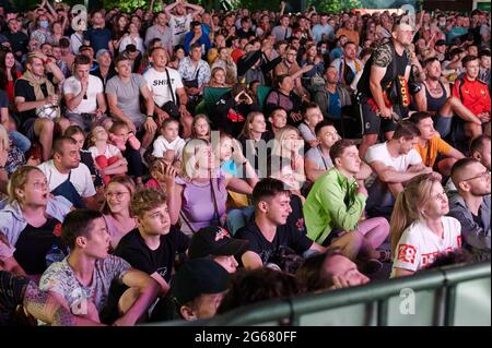 KHARKIV, UKRAINE - 3. JULI 2021: EURO 2020 Ukraine - England. Ukrainische Fußballfans jubeln in der Fanzone in Charkiw an Stockfoto