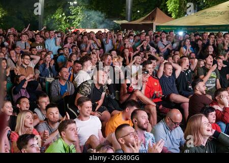 KHARKIV, UKRAINE - 3. JULI 2021: EURO 2020 Ukraine - England. Ukrainische Fußballfans jubeln in der Fanzone in Charkiw an Stockfoto