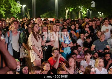 KHARKIV, UKRAINE - 3. JULI 2021: EURO 2020 Ukraine - England. Ukrainische Fußballfans jubeln in der Fanzone in Charkiw an Stockfoto