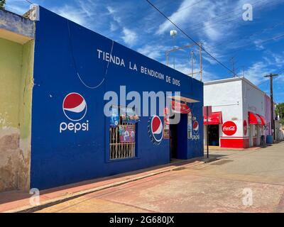 Santa Elena, Mexiko - 24. Mai 2021: Markante bemalte Außenflächen, die Pepsi und Coca-Cola in Santa Elena, Mexiko, im Geschäft „Blessing of Go Stockfoto