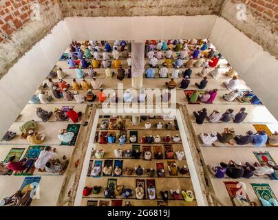 Barishal, Bangladesch. Juli 2021. 2. Juli 2021 - Muslime führen Freitagsgebete ohne jegliche soziale Distanz an einer Moschee durch, in der das Land unter einer Sperre steht, um die zweite Welle der COVID-19-Pandemie in der Stadt Barishal, Bangladesch, einzudämmen. (Foto: Mustasinur Rahman Alvi/Pacific Press/Sipa USA) Quelle: SIPA USA/Alamy Live News Stockfoto