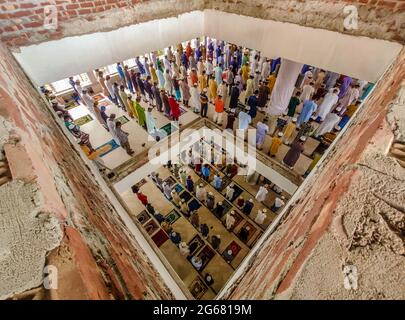 Barishal, Bangladesch. Juli 2021. 2. Juli 2021 - Muslime führen Freitagsgebete ohne jegliche soziale Distanz an einer Moschee durch, in der das Land unter einer Sperre steht, um die zweite Welle der COVID-19-Pandemie in der Stadt Barishal, Bangladesch, einzudämmen. (Foto: Mustasinur Rahman Alvi/Pacific Press/Sipa USA) Quelle: SIPA USA/Alamy Live News Stockfoto