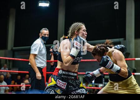 Die Belgierin Delfine Persoon, die während des Kampfes zwischen der Belgierin Delfine Persoon und der Russin Elena Gradinar für das International Boxing O im Einsatz war Stockfoto