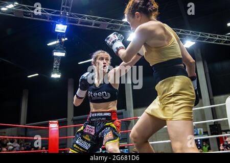 Die Belgierin Delfine Persoon, die während des Kampfes zwischen der Belgierin Delfine Persoon und der Russin Elena Gradinar für das International Boxing O im Einsatz war Stockfoto