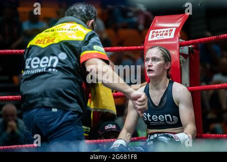 Trainer Filiep Tampere und Belgier Delfine Persoon im Kampf zwischen Belgier Delfine Persoon und Russin Elena Gradinar für die Interna Stockfoto