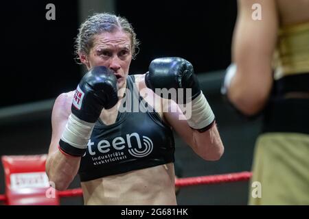 Die Belgierin Delfine Persoon, die während des Kampfes zwischen der Belgierin Delfine Persoon und der Russin Elena Gradinar für das International Boxing O im Einsatz war Stockfoto