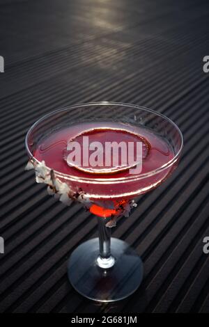 hemingway Daiquiri Cocktail-Drink mit Grapefruit im Glas auf Holzboden Stockfoto