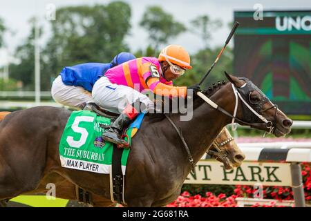 Elmont, NY, USA. Juli 2021. 03. JULI 2021: Max Player, #5, geritten von Ricardo Santana Jr., gewinnt das ''Win & You're in'' Gr. 2 Suburban Stakes, 1 1/4 Meile, im Belmont Park in Elmont, New York. Sue Kawczynski/Eclipse Sportswire/CSM/Alamy Live News Stockfoto