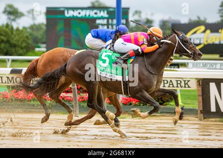 Elmont, NY, USA. Juli 2021. 03. JULI 2021: Max Player, #5, geritten von Ricardo Santana Jr., gewinnt das ''Win & You're in'' Gr. 2 Suburban Stakes, 1 1/4 Meile, im Belmont Park in Elmont, New York. Sue Kawczynski/Eclipse Sportswire/CSM/Alamy Live News Stockfoto