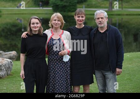 Von links: Birte SCHNOEINK (Schauspielerin), Corinna HARFOUCH (Schauspielerin), Katharina Marie SCHUBERT (Regisseurin), Peter Rene LUEDICKE (Schauspieler). Filmpremiere 'das Mädchen mit den goldenen Händen' beim Filmfest München am 3. Juli 2021. Stockfoto