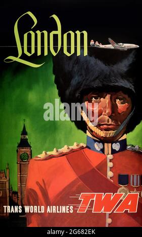 Fliegen Sie TWA, London, Royal Guard. Vintage Travel Poster, TWA – Trans World Airlines. Hochauflösendes Poster. David Klein 1954. Stockfoto