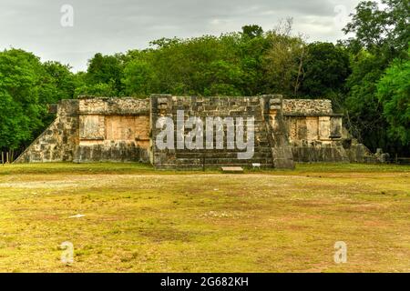 Venusplattform auf dem Großen Platz in Chichen Itza, einer großen präkolumbianischen Stadt, die von den Maya-Einwohnern in Yucatan erbaut wurde. Eines der neuen 7 Wunder des Wor Stockfoto