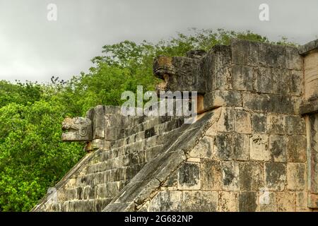 Venusplattform auf dem Großen Platz in Chichen Itza, einer großen präkolumbianischen Stadt, die von den Maya-Einwohnern in Yucatan erbaut wurde. Eines der neuen 7 Wunder des Wor Stockfoto