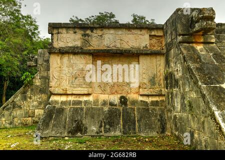 Venusplattform auf dem Großen Platz in Chichen Itza, einer großen präkolumbianischen Stadt, die von den Maya-Einwohnern in Yucatan erbaut wurde. Eines der neuen 7 Wunder des Wor Stockfoto