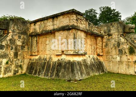 Venusplattform auf dem Großen Platz in Chichen Itza, einer großen präkolumbianischen Stadt, die von den Maya-Einwohnern in Yucatan erbaut wurde. Eines der neuen 7 Wunder des Wor Stockfoto