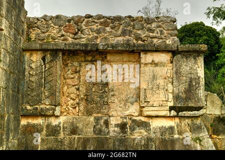 Venusplattform auf dem Großen Platz in Chichen Itza, einer großen präkolumbianischen Stadt, die von den Maya-Einwohnern in Yucatan erbaut wurde. Eines der neuen 7 Wunder des Wor Stockfoto