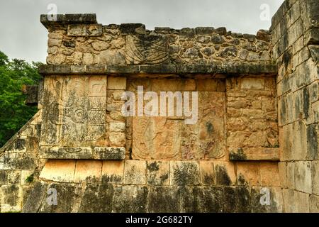 Venusplattform auf dem Großen Platz in Chichen Itza, einer großen präkolumbianischen Stadt, die von den Maya-Einwohnern in Yucatan erbaut wurde. Eines der neuen 7 Wunder des Wor Stockfoto