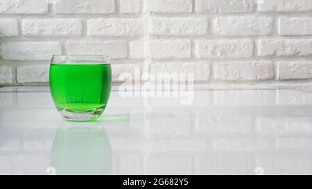 Grüne Limonade an der Bar, grüner alkoholischer Cocktail, Stockfoto