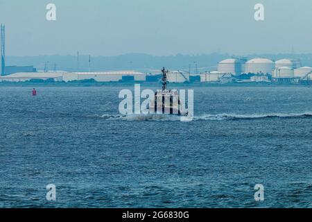 Schlepper auf dem Weg zum Meer Stockfoto