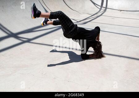 Junger latein, der in der Eislaufgrube Straßentanz aufführt. Stockfoto
