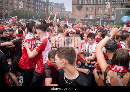 Kopenhagen, Dänemark. Juli 2021. Dänische Fußballfans in Rot und Weiß gehen verrückt und feiern den Halbfinale nach einem Sieg 1-2 gegen Tschechien während der UEFA EURO 2020. (Foto: Gonzales Photo/Alamy Live News Stockfoto