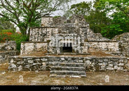 Muyil Maya Ruinen von Gebäude 7H3 in Sian Kaan in der Nähe von Tulum, Mexiko. Stockfoto