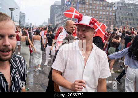 Kopenhagen, Dänemark. Juli 2021. Dänische Fußballfans in Rot und Weiß gehen verrückt und feiern den Halbfinale nach einem Sieg 1-2 gegen Tschechien während der UEFA EURO 2020. (Foto: Gonzales Photo/Alamy Live News Stockfoto