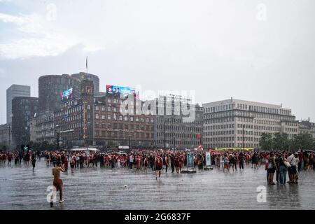 Kopenhagen, Dänemark. Juli 2021. Dänische Fußballfans in Rot und Weiß gehen verrückt und feiern den Halbfinale nach einem Sieg 1-2 gegen Tschechien während der UEFA EURO 2020. (Foto: Gonzales Photo/Alamy Live News Stockfoto