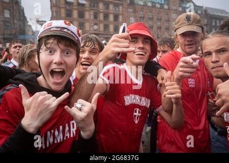 Kopenhagen, Dänemark. Juli 2021. Dänische Fußballfans in Rot und Weiß gehen verrückt und feiern den Halbfinale nach einem Sieg 1-2 gegen Tschechien während der UEFA EURO 2020. (Foto: Gonzales Photo/Alamy Live News Stockfoto