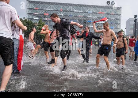 Kopenhagen, Dänemark. Juli 2021. Dänische Fußballfans in Rot und Weiß gehen verrückt und feiern den Halbfinale nach einem Sieg 1-2 gegen Tschechien während der UEFA EURO 2020. (Foto: Gonzales Photo/Alamy Live News Stockfoto