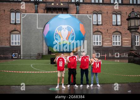 Kopenhagen, Dänemark. Juli 2021. Dänische Fußballfans in Rot und Weiß gehen verrückt und feiern den Halbfinale nach einem Sieg 1-2 gegen Tschechien während der UEFA EURO 2020. (Foto: Gonzales Photo/Alamy Live News Stockfoto