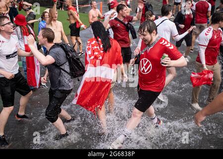 Kopenhagen, Dänemark. Juli 2021. Dänische Fußballfans in Rot und Weiß gehen verrückt und feiern den Halbfinale nach einem Sieg 1-2 gegen Tschechien während der UEFA EURO 2020. (Foto: Gonzales Photo/Alamy Live News Stockfoto