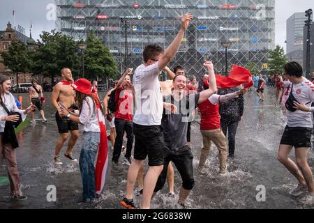 Kopenhagen, Dänemark. Juli 2021. Dänische Fußballfans in Rot und Weiß gehen verrückt und feiern den Halbfinale nach einem Sieg 1-2 gegen Tschechien während der UEFA EURO 2020. (Foto: Gonzales Photo/Alamy Live News Stockfoto