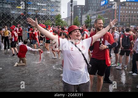 Kopenhagen, Dänemark. Juli 2021. Dänische Fußballfans in Rot und Weiß gehen verrückt und feiern den Halbfinale nach einem Sieg 1-2 gegen Tschechien während der UEFA EURO 2020. (Foto: Gonzales Photo/Alamy Live News Stockfoto