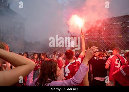 Kopenhagen, Dänemark. Juli 2021. Dänische Fußballfans in Rot und Weiß gehen verrückt und feiern den Halbfinale nach einem Sieg 1-2 gegen Tschechien während der UEFA EURO 2020. (Foto: Gonzales Photo/Alamy Live News Stockfoto