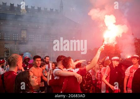 Kopenhagen, Dänemark. Juli 2021. Dänische Fußballfans in Rot und Weiß gehen verrückt und feiern den Halbfinale nach einem Sieg 1-2 gegen Tschechien während der UEFA EURO 2020. (Foto: Gonzales Photo/Alamy Live News Stockfoto